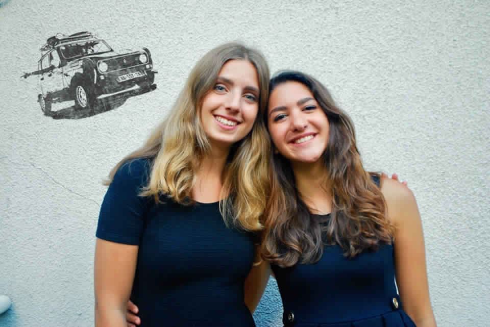 De gauche à droite, Clémentine Koulentianos et Lucy Sukkarie équipe féminine de Bureau Vallée au 4L Trophy