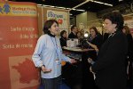 Roselyne Bachelot sur le stand de la franchise de services