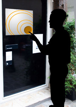 Un écran interactif comme vitrine de magasin