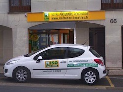 La franchise de  menuiserie portes et fenêtres s&rsquo;affiche en grand