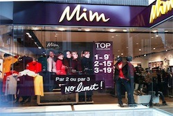 La franchise de prêt à porter féminin multiplie les initiatives