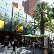 Le centre commercial Nice TNL : un emplacement privilégié pour les franchises de mode et de beauté.