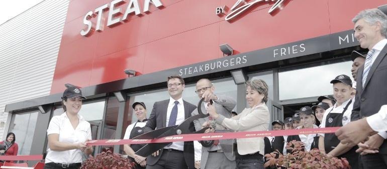 Le réseau leader américain Steak’n Shake débarquait en France il y a un an