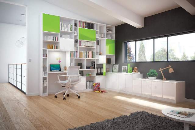 Bibliothèque bureau: aménagement complet mixant bureau, parties ouvertes et fermées, bibliothèque et meubles bas de rangement en préservant le maximum d’espace dans la pièce