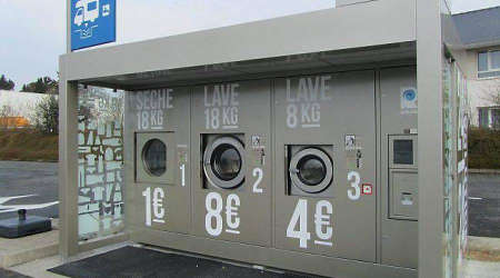 Une laverie sur un parking de supermarché, un concept qui gagne du terrain ?