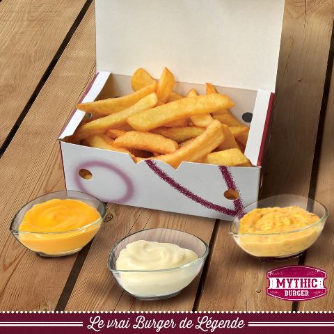 Frites fraîches nappées d'une délicieuse sauce au choix Cheddar, Bacon & Cheese ou Bleu d'Auvergne