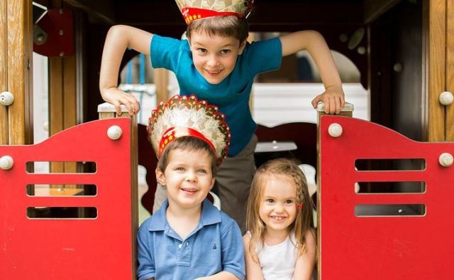 Des espaces de jeux dédiés aux enfants afin qu'ils puissent jouer aussi bien à l'intérieur qu'à l'extérieur