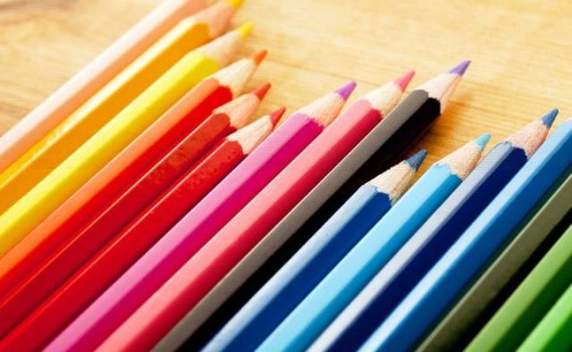 Des crayons de couleur disponibles pour compléter les différents jeux mis à la disposition des enfants