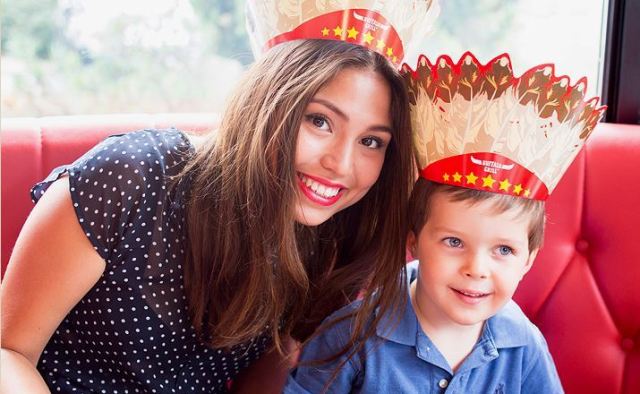 Une coiffe indienne en cadeau offerte à chaque table