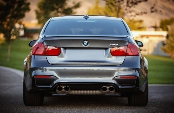 Automobile: le secteur automobile compte près d'une centaine d'enseignes en France. Il englobe les concepts de centre auto; lavage auto; location de véhicules; la vente de véhicules neufs et d'occasions...