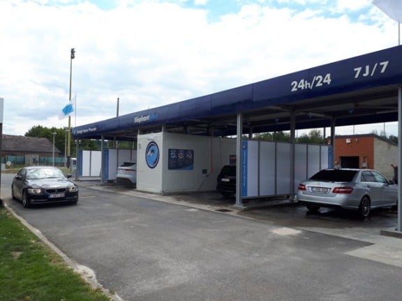 Un franchisé reprend un emplacement de lavage automobile pour le passer sous enseigne Eléphant Bleu