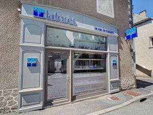 Extérieur agence franchisée Laforêt Laguiole