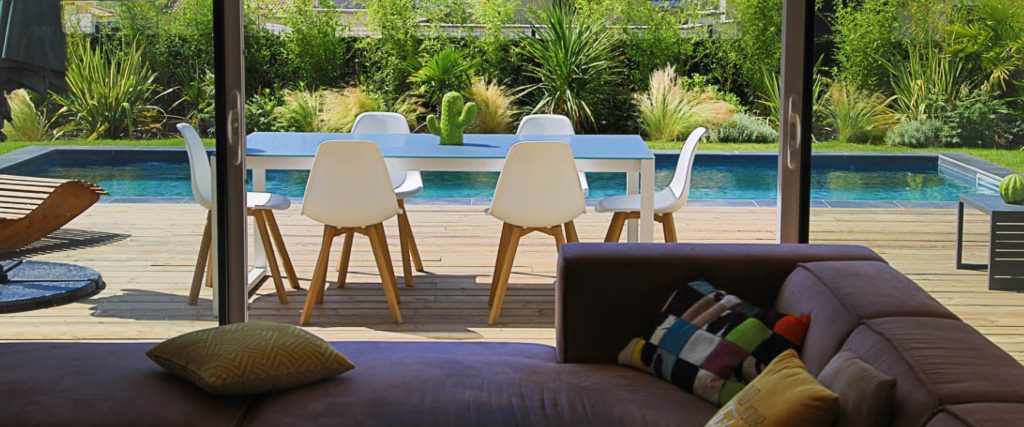 Vue sur piscine creusée Bora - Maison Ardèche