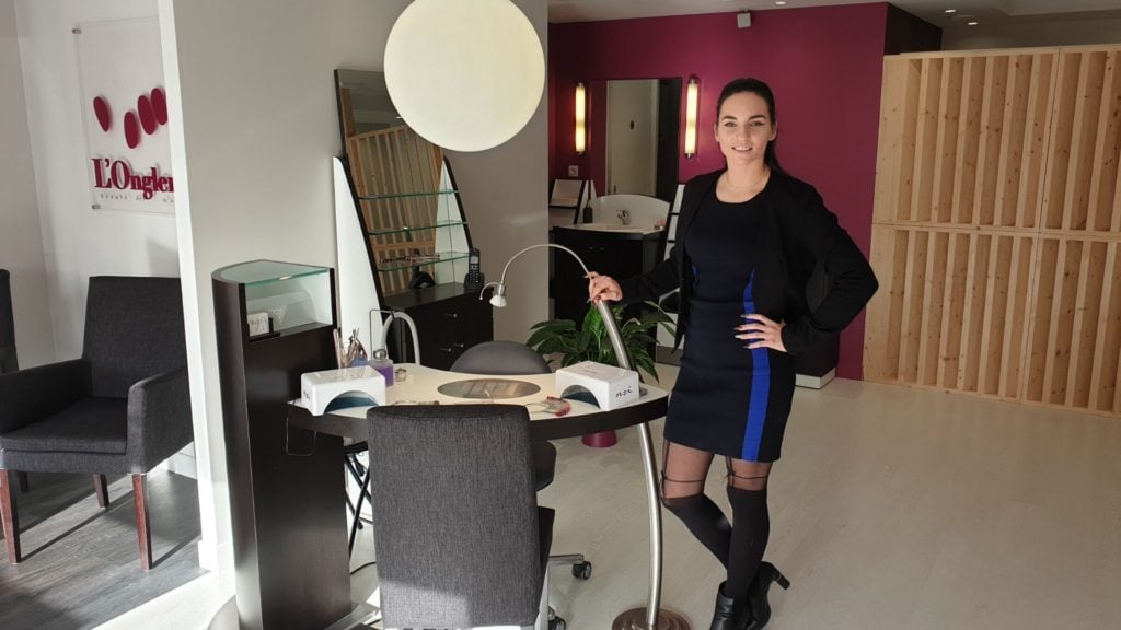 La franchisée Pao Mousnier dans son centre L’Onglerie® Mérignac