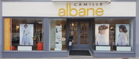 Camille Albane élabore un nouveau plan de communication