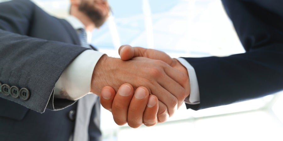 Racheter une entreprise en franchise : Étapes et risques !