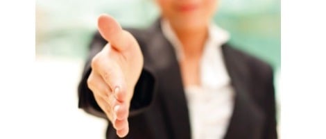 Quels services le franchiseur Fischer propose à ses adhérents ?