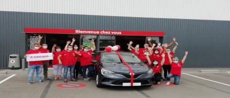 L’enseigne Mr Bricolage fait remporter une voiture Renault Clio à un client
