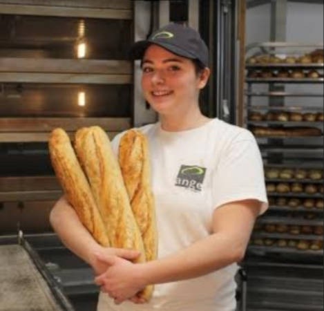 L’enseigne Ange présente Manon 22 ans, boulangère et fière de l’être