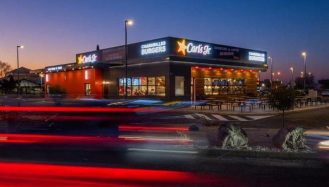 Carl’s Jr inaugure deux nouvelles unités et installe sa 1ère dark kitchen
