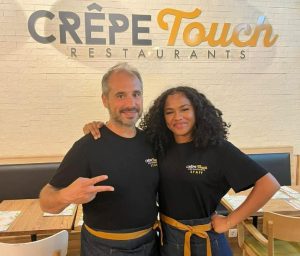 Wilfried Mounié et sa fille dans son restaurant Crêpe Touch