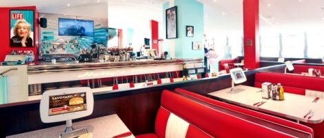 Lumière sur la création et le concept Holly’s Diner