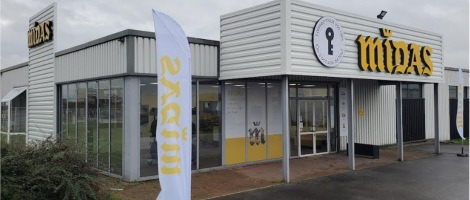 Issu du secteur de la vente automobile, il rejoint le réseau Midas