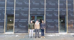 L’équipe HOMKiA – DUKALIOT devant leurs nouveaux locaux