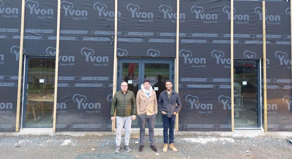 L’équipe HOMKiA – DUKALIOT devant leurs nouveaux locaux