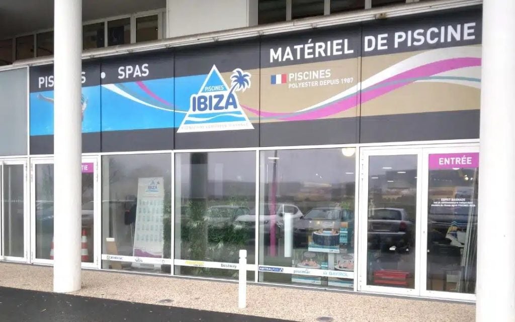 Devanture magasin Piscines Ibiza Puilboreau