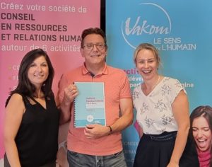 Anne-Claire FEL, Directrice Générale de VAKOM,Yves PINAROLI, dirigeant de VAKOM à Mâcon et Lise LEFEBVRE, responsable du réseau de Franchise