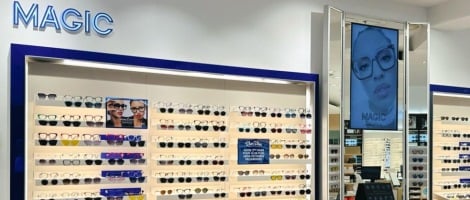 Alain Afflelou reçoit une distinction et fait évoluer son concept de magasin