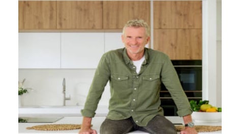 Une cuisine lumineuse et sur mesure signée Mobalpa chez Denis Brogniart, en Normandie