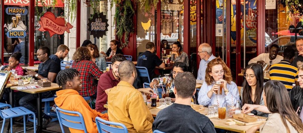 Clients dans un restaurants La Brigade