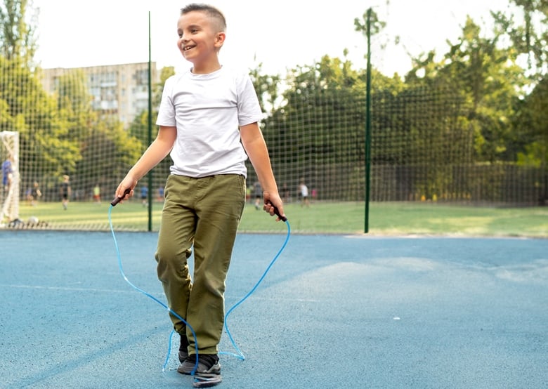 Enfant avec corde à sauter