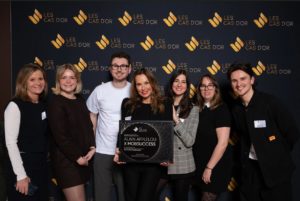 Au centre, Bénédicte Chalumeau‑Vignon, Directrice de la Communication et des Relations Publiques du Groupe AFFLELOU,entourée de membres de son équipe (Caroline Allard, Anaïs Labryga, Jennifer Chwatacz) et l’agence MobSuccess lors de la remise du Cas d’Or.