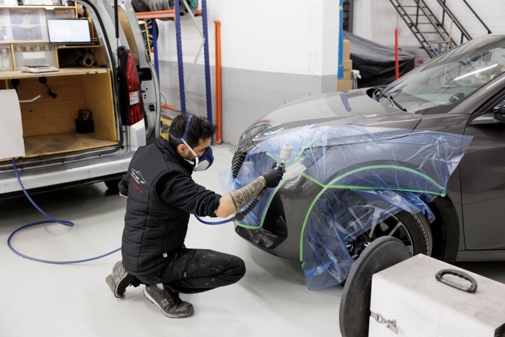 Réparation de voiture dans un atelier Flash Repair 
