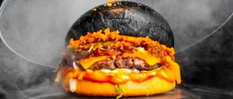7.5 millions de followers, 50 restaurants, 45 M€ de CA : le phénomène Black &amp; White Burger décrypté
