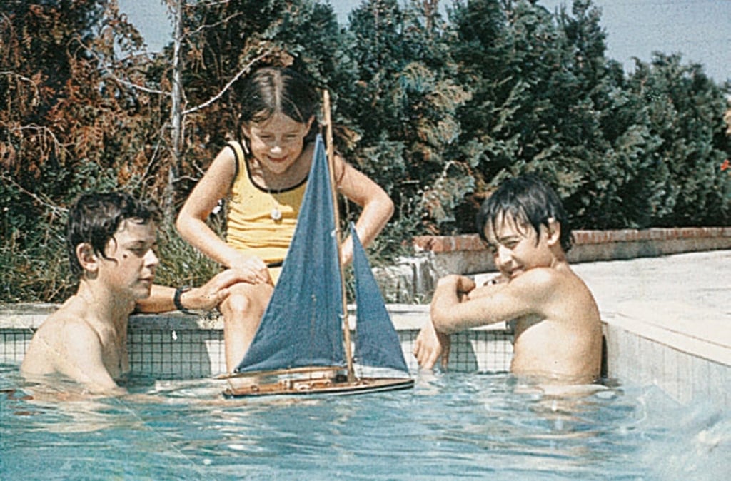 Catherine, Jean-Louis et Pierre-Louis Desjoyaux en 1966 dans la première piscine Desjoyaux