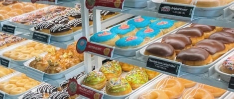 Krispy Kreme x Lagardère Travel Retail : l’enseigne s&rsquo;implante dans les gares parisiennes