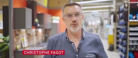 Christophe, adhérent Bricomarché, développe une relation de proximité avec ses clients