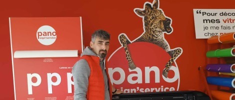 Après 10 ans dans la signalétique, il ouvre sa concession Pano Sign’Service