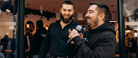 Focus sur les portraits des fondateurs du réseau Black & White Burger